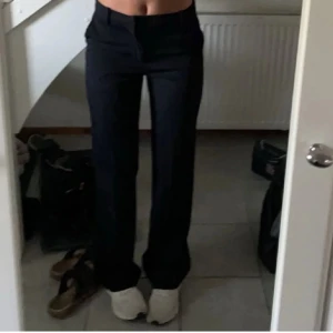 Svarta kostymbyxor - Snygga svarta kostymbyxor med mid-waist🩷från Lindex i modellen Fiona.