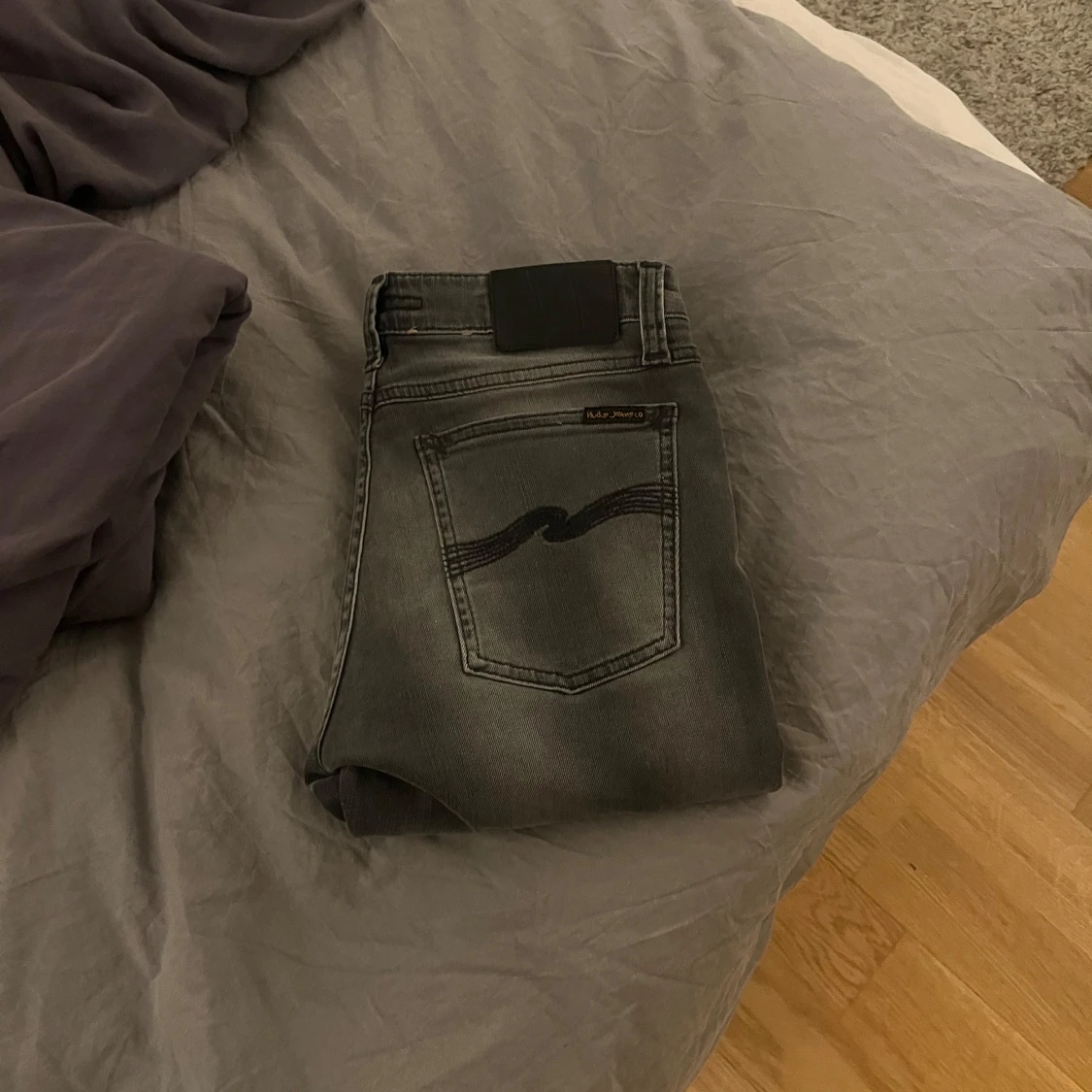 Grå jeans från Nudie Jeans