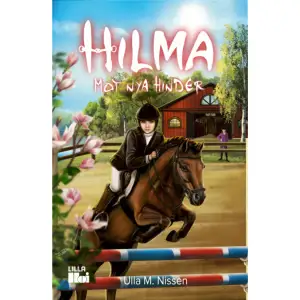 Massor av kul och spännande saker är på gång när Hilma kommer tillbaka till stallet efter sommaren. Hon ska få träffa favoritponnyn Harry igen, och snart sätter träningen igång inför Ponnyallsvenskan. Men ingenting blir som hon tänkt sig. Harry är halt och drömmarna om stora tävlingar byts mot oro för ponnyn. Hilma får i stället hoppa Lucky på träningarna. Det första passet slutar nästan i katastrof och till råga på allt så är Martina, en av lagkamraterna, oschyst mot Hilma.  Martinas kommentarer gnager alltmer inom Hilma ju närmare tävlingarna de kommer. Ska Harry hinna bli bra? Och är de verkligen så bra tillsammans som Hilma tror? Tänk om det faktiskt är som Martina säger, att Hilma inte platsar i laget … Mot nya hinder är den tredje fristående delen i Ulla M. Nissens bokserie om Hilma. I den får läsaren uppleva hästarnas underbara värld och utmaningar som alla hästälskare kan känna igen sig i. Det tidigare böckerna i serien är Hilma och den luriga ponnyn och Ridlägrets hemligheter. Ulla hade något viktigt att berätta när hon skrev sina två första böcker, ungdomsromanerna De kommer ändå inte tro mig och Det måste gå. Hennes högsta mål var att böckerna skulle användas i skolorna, och det målet är uppfyllt. Nu har Ulla förflyttat sig till hästvärlden när hon skriver om sitt allra största intresse: ridningen. Ulla M. Nissen föddes i Norrköping och växte upp i Sundsvall och Holmsund, utanför Umeå, men bor i dag i Täby utanför Stockholm.Mot nya hinder är en riktigt spännande läsning fram till att vinnande lag och ryttare koras. Dock innehåller denna härliga hästbok så mycket mer än så. Hjärtknipande är när Harry uppför sig exemplariskt och finner vägen till en autistisk pojkes hjärta. Pirrande förälskelse liksom äkta kamratskap ryms också i denna välskrivna bok som lockar till sträckläsning.BTJ-häftet nr 10, 2022. Lektör Elisabeth Frank    Format Kartonnage   Omfång 187 sidor   Språk Svenska   Förlag Lilla Hoi   Utgivningsdatum 2022-05-21   Medverkande Josephine Lawrence   ISBN 9789189549005  