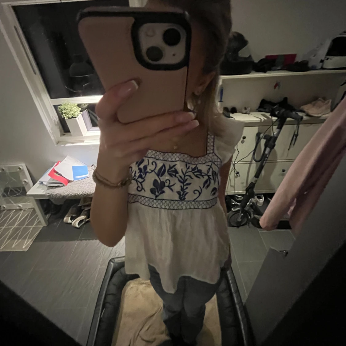 Vit blus med blått broderi - 90