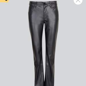 Snygga svarta skinnbyxor i bootcut. Perfekta för en cool och stilren look. De har en knapp och dragkedja framtill och är högmidjade för en bekväm passform. Passar både till vardags och fest! Knappt använda!!