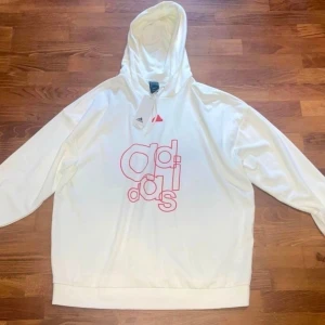 Adidas tröja ny - Säljer en snygg vit hoodie från Adidas i storlek XL. Helt ny