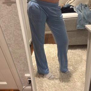 Juicy couture byxor - Ljusblåa Juicy Couture byxor med fickor, använda runt 10 gånger i gott skick. ❗️PRIS SÄNKT FRÅN 600kr TILL 350kr❗️