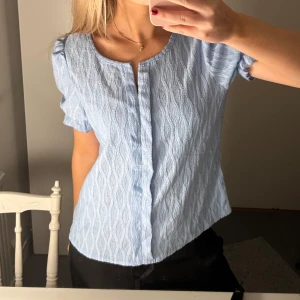 Blå blus med volang - Säljer denna fina blus köpt på Sellpy, inget märke finns vad jag hittar på tröjan. Prislappen från Sellpy finns kvar så tröjan inte är använd. 🩷🩷