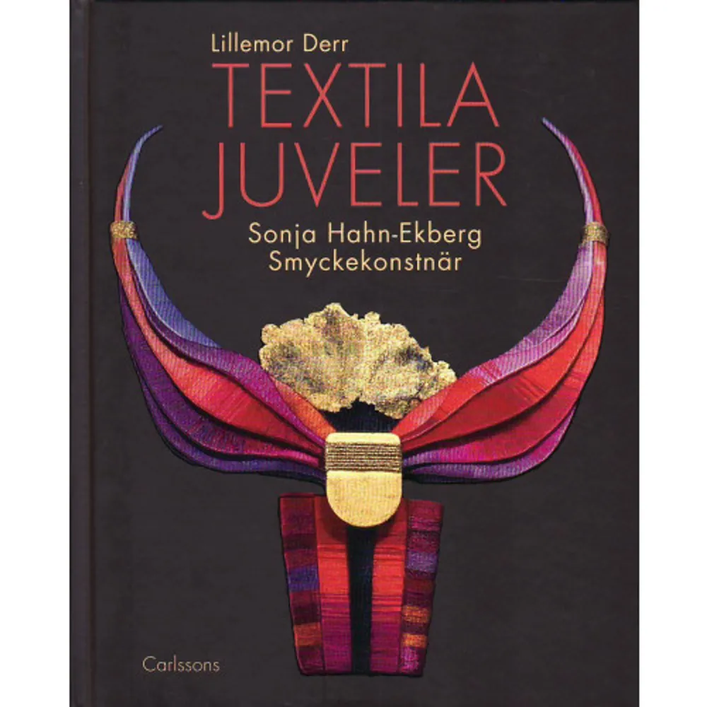 Sonja Hahn-Ekberg, svensk smyckekonstnär med rötter i Finland, har genom åren haft många uppmärksammade utställningar, inte bara i Sverige och våra grannländer utan även bl.a. i Japan, Mexiko och USA. Beate Sydhoff om Sonja Hahn-Ekberg: Hon har en närmast orientalisk känsla för den överdådiga prakten i en färg, en yta eller ett material. Hennes smycken är på en gång ett mikrokosmos och en dröm om praktfulla rum allt skapat för den mänskliga kroppen, som på detta sätt gives känslan av att vara utvald, en plats för det konstnärliga utspelet. Bokens drygt 50 färgbilder, merparten tagna av Rolf Lind, ger oss en fördjupad upplevelse av Sonja Hahn-Ekbergs praktfulla Textila Juveler. Boken kompletteras med en sammanfattning på engelska. Lillemor Derr har för Carlsson Bokförlag tidigare utgivit böckerna Olle Olsson Hagalund om konstnären och hans miljö samt Den öländske faraonen om bonden och bildhuggaren Johan August Gustafsson. Hon har producerat en rad utställningar, senast om Per Ekström och August Strindberg för Millesgårdens räkning och är dessutom en uppskattad föreläsare.    Format Inbunden   Omfång 143 sidor   Språk Svenska   Förlag Carlsson   Utgivningsdatum 2010-06-09   Medverkande Bo Herlin   Medverkande Rolf Lind   Medverkande Lillemor Derr   ISBN 9789173313315  . Böcker.