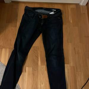 Säljer ett par snygga mörkblå jeans från Replay i modellen Anbass. De är i bra skick och har nästan aldrig använts, hör av er om någon fråga om produkten.