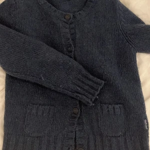 Mörkblå stickad kofta  - Säljer en supermysig mörkblå stickad kofta från Odd Molly. Perfekt för kyliga höst- och vinterdagar. Den har långa ärmar och knappar framtill, samt praktiska fickor. Koftan är i bra skick och redo för nya äventyr! 💙