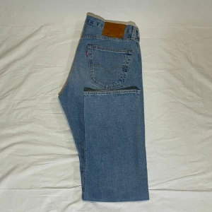 Levis 501 jeans i ljusblå denim - Säljer ett par klassiska Levis 501 jeans i ljusblå denim. De har en straight passform och är i mycket bra skick. Perfekta för både vardag och fest! 🕺Storleken är W32,L32
