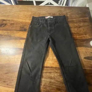 Svarta Levis 510 Slim - Säljer ett par svarta Levis 510 slim i mycket bra skick. De är tighta och har en klassisk femficksdesign med knapp och dragkedja framtill. Perfekta för både vardag och fest!