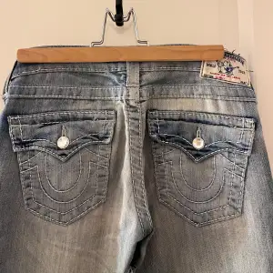 Säljer mina superfina True Religion jeans då de har blivit för små för mig. De är i superbra skick utöver den lilla hålet mellan benen (finns på bild). Har slits. Måtten är: midja 35 cm, lårbredd 27 cm, innerbens längd 78 cm, ytterbenslängd 98. 💗💗