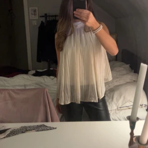 Vit ärmlös blus - Säljer en superfin vit blus. Går att knyta hur man vill🤍🤍