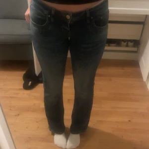 mörkblåa ltb jeans  - säljer ett par supersnygga mörkblåa jeans från ltb pga av att de är lite korta för mig. använda ca 5 ggr så är i väldigt bra skick och köpta för 700kr. 
