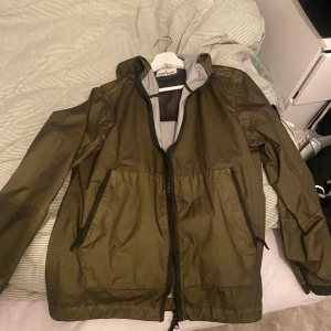 Stone island jacka  - Inga skador jackan e i ett väldigt fint skick 