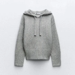 Stickad Hoodie - Zara - Säljer min stickade tröja ifrån Zara, använd fåtal gånger. I nyskick och inga defekter. Skriv för egna bilder🥰 strl S