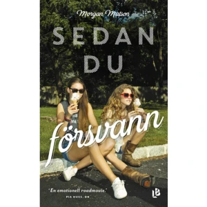 Sedan du försvann (pocket) - »En väldigt underhållande bok med en suverän romantisk sidoberättelse och ett slut som knyter ihop trådarna på ett perfekt sätt.« | LIBRARY JOURNAL Det var Sloane som lyckades dra Emily ur hennes blyga skal och få livet att kännas spännande. Men precis innan det som skulle bli den mest episka sommaren någonsin försvinner Sloane! Allt hon lämnar kvar är en Att göra-lista med tretton Sloane-aktiga uppdrag som Emily normalt aldrig skulle fått för sig att göra. Men tänk om uppdragen kan hjälpa henne att återfinna sin bästa vän? Palla ett äpple mitt i natten? OK, det är ju rätt enkelt. Dansa till gryningen? Visst. Varför inte? Kyss en främling? Hmmm Emily har nu den här (oväntade) sommaren på sig - med den (totalt oväntade) hjälpen från Frank Porter - att bocka av sakerna på Sloanes lista. Vem vet vad hon kommer att upptäcka? Bada naken? Vänta lite vadå? Sedan du försvann är Morgan Matsons senaste roman, och ett måste för fans av exempelvis Rainbow Rowell, Jenny Han eller John Green. MORGAN MATSON är en storsäljande amerikansk ungdomsboksförfattare, vars finurliga, charmiga och romantiska berättelser ofta kretsar kring »en tjej, ensommar, en kille, ibland en hund, och alltid massor av kaffe och glass.« Hon bor i Los Angeles tillsammans med sin hund Murphy och älskar Starbucks, att resa och att titta på gamla svartvita filmer. Sedan du försvann är hennes senaste roman, och ett måste för fans av exempelvis Rainbow Rowell, Jenny Han eller John Green. »Sedan du försvann är en otroligt fin och värmande sommarläsning.« | I HEART FANTASY »Jag kommer garanterat plocka upp fler böcker av Morgan Matson.« | VARGNATTS BOKHYLLA »Jag hade i princip inte kunnat vara mer förälskad i den här boken.« | HELLOGIGGLES.COM»Älskade den här! Den ultimata sommarboken. Lagom mycket romans, fina vänskaper, ett mysterium att lösa med en lista med uppdrag och en lite ensam och blyg huvudkaraktär som finner sig själv och utvecklas på vägen samtidigt som hon hittar nya vänner på vägen. Så fint! Vill du ha mysig feelgood är det här boken för dig!« Bokiversum    Format Pocket   Omfång 346 sidor   Språk Svenska   Förlag Louise Bäckelin Förlag   Utgivningsdatum 2017-09-08   Medverkande Helena Stedman   ISBN 9789188447593  