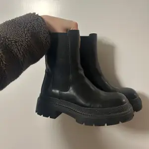 Säljer ett par svarta boots i skinn med grov sula. De är i bra skick och perfekta för höst och vinter. Storlek dam 38. Enkla att matcha med olika outfits och superbekväma att ha på sig hela dagen.