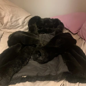 Svart pälsjacka från Zara Girls - Mysig svart pälsjacka från Zara Girls i storlek S/12 13/14. Perfekt för kalla dagar med sitt fluffiga och varma material. Jackan har en klassisk design med långa ärmar och en bekväm passform. Ett måste för vintern! 🖤