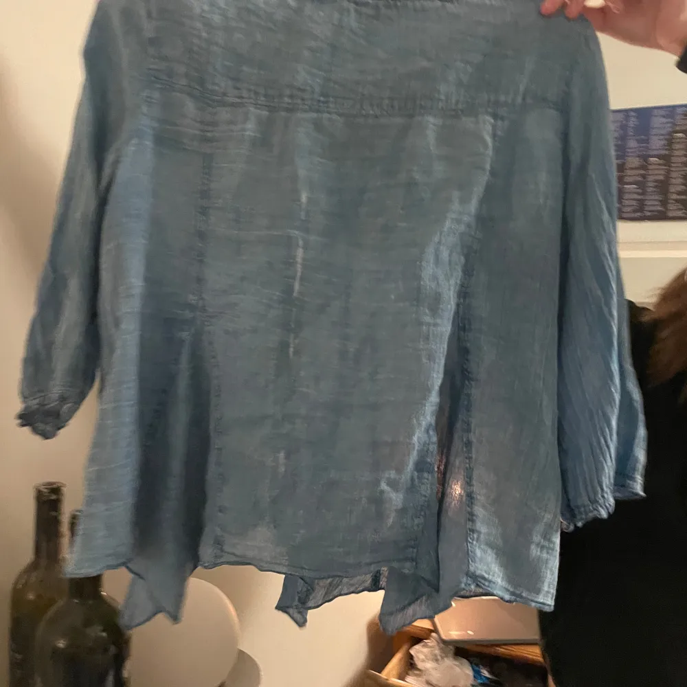 Vacker jeans blus ifrån kappAhl! Står 36-38. Blusar.