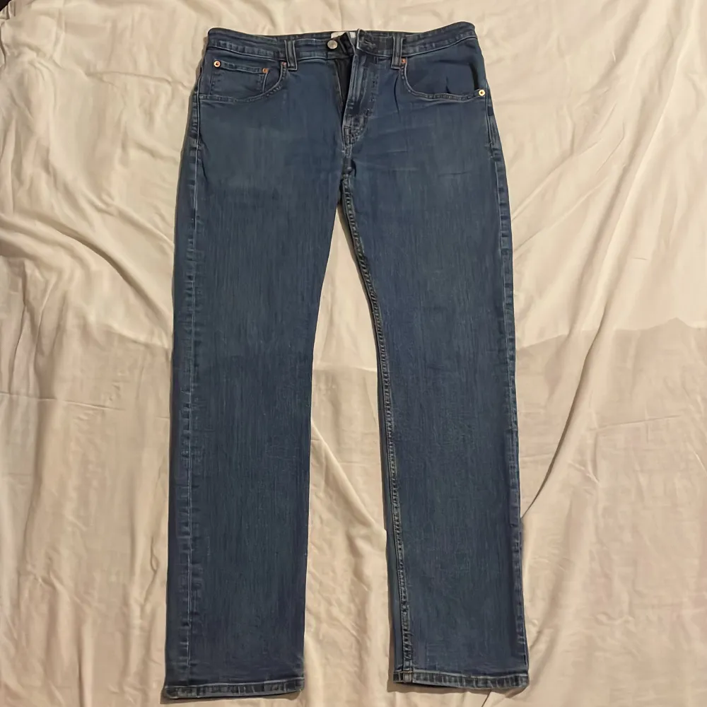 Säljer ett par klassiska blå jeans från 157 i storlek 36/32. De har en straight passform och är i mycket bra skick. Perfekta för både vardag och fest! 🕺. Jeans & Byxor.