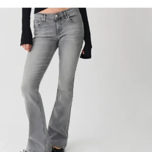 Grå bootcut jeans - Jätte fina gråa jeans från Gina, andvänd fåtal gånger så dom är som nya. Storlek 36. Ny pris 500kr. Slutsålda på hemsidan.❤️