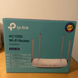 TP-Link AC1200 Wi-Fi Router Archer C50 - Säljer en TP-Link AC1200 Wi-Fi Router Archer C50. Den har dual band och stödjer hastigheter upp till 300 Mbps. Perfekt för streaming och gaming med sina fyra antenner och beamforming-teknik. Den kan användas som router, accesspunkt eller extender. Inkluderar säkerhetsfunktioner och enkel gästautentisering via Facebook Wi-Fi.