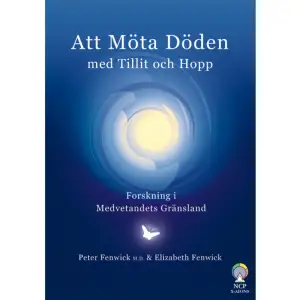 Döden är i högsta grad en naturlig del av livet och angår oss alla, ändå är döden och döendet ett känsligt och svårt ämne, något oundvikligt som man gärna undviker ...  Att Möta Döden med Tillit och Hopp – Forskning i Medvetandets Gränsland – den svenska utgåvan av Peter och Elizabeth Fenwicks mycket uppmärksammade bok The Art of Dying förmedlar en mer positiv och naturlig syn på döden som i förlängningen leder till att vi faktiskt ska kunna ”möta döden med tillit och hopp”.  Mycket inom nyare forskning tyder nämligen på att livet inte slutar med ”döden”. Boken belyser studier i dödens och medvetandets gränsland och presenterar fakta som tydligt indikerar att vårt medvetande kan fungera oberoende av den fysiska kroppen och hjärnan. Om detta kan bevisas vetenskapligt leder det förvisso till en helt ny syn på både livet och döden.  Döden är en process och boken ger en värdefull vägledning till oss alla, inte minst till närstående och vårdpersonal. Peter Fenwick M.D., Ph.D., neuropsykiater och internationellt välkänd forskare inom neurovetenskap med fokus på nära-döden-relaterade tillstånd och upplevelser, exempelvis nära-döden-upplevelser, upplevelser i livets slutskede och närliggande områden. Boken som han skrivit tillsammans med Elizabeth Fenwick, bygger främst på Fenwicks omfattande kliniska studier.  Förord av Pim van Lommel M.D., kardiolog, också han en stor auktoritet inom medvetande- och nära-döden-forskning samt bl.a. författare till Consciousness Beyond Life -The Science of the Near-Death Experience.  Nämnda forskningsområde är högintressant att koppla till den Kosmiska Världsbild som den danske intuitionsfilosofen och mystikern Martinus Thomsen framlägger, Martinus Kosmologi. I Martinus och hans elev och samarbetspartner Per Bruus-Jensens arbete, presenteras bland annat en förklaringsmodell till vår evighetsnatur som också beskriver hur vi faktiskt överlever döden. För information se New Cosmic Paradigm NCP X-AIONS: www.newcosmicparadigm.org, här finns också kompletterande material till Fenwicks bok i form av specialbroschyrer som Peter Fenwick utarbetat tillsammans med Sue Brayne i samarbete med The Clinical Neuroscience Division, University of Southampton. Broschyrerna utgör ett värdefullt handledningsmaterial i kontakten med döende både för vårdpersonal och närstående.  Nearing the End of Life - A Guide for Relatives and Friends of the Dying(I Livets Slutskede – En handledning för släktingar och vänner till döende) http://www.newcosmicparadigm.org/images/pdf/ENDOFLIFEREL.pdf End-of-Life Experiences - A Guide for Carers of the Dying (Upplevelser i Livets Slutskede – En handledning för vårdpersonal som arbetar med döende) http://www.newcosmicparadigm.org/images/pdf/ENDOFLIFEPROF.pdf Läs mera: NCP X-AIONS www.newcosmicparadigm.org    Format Häftad   Omfång 299 sidor   Språk Svenska   Förlag NCP - New Cosmic Paradigm   Utgivningsdatum 2013-10-25   Medverkande Elizabeth Fenwick   Medverkande Andrea Möllenkvist   Medverkande Arnold Therner   ISBN 9789197987929  