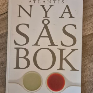 Atlantis Nya Såsbok - Den här boken är perfekt för dig som vill lära dig att göra såser till alla möjliga rätter. Den har ett praktiskt upplägg som gör det enkelt att hitta rätt sås till fisk, kött, fågel, pasta och mer. Med steg-för-steg-bilder kan du enkelt följa med och lyckas med såser du aldrig vågat dig på tidigare. Perfekt för både nybörjare och erfarna kockar!