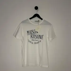 Jävligt fet Maison Kitsune helt ny med tags på, skön o unik som passar till allt. Storlek L fast små i storlek så passar S-M, hör gärna av er vid flera frågor eller funderingar!💯💫