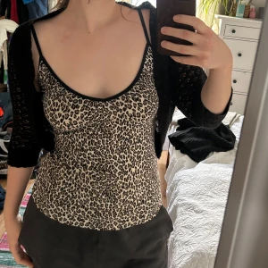 Stickad bolero  - Svart bolero stickad i vackert mönster 