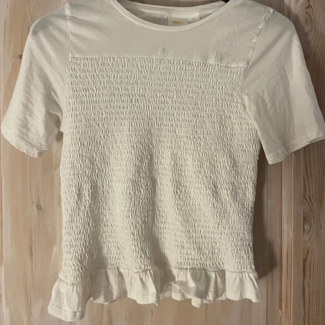 Vit topp med volangdetalj - 90