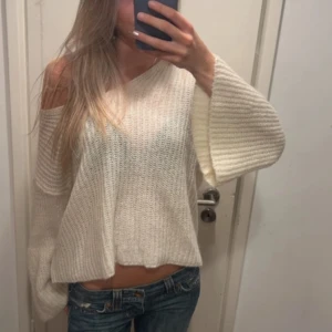 Krämvit stickad offshoulder-tröja🩷 - Superfin vit stickad tröja från Rich & Royal i storlek small. Säljer eftersom att jag inte har använt den. Den är i nyskick. Köparen står för frakten🩷