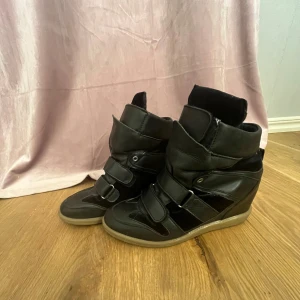 ISABEL MARANT liknande skor 😘😘 - Dessa super snygga trendiga Isabel marant liknade skor, i storlek 39, knappt använda ❤️ Dom funkar både till vardags och fest och blir perfekta nu till höst och vintern ❤️