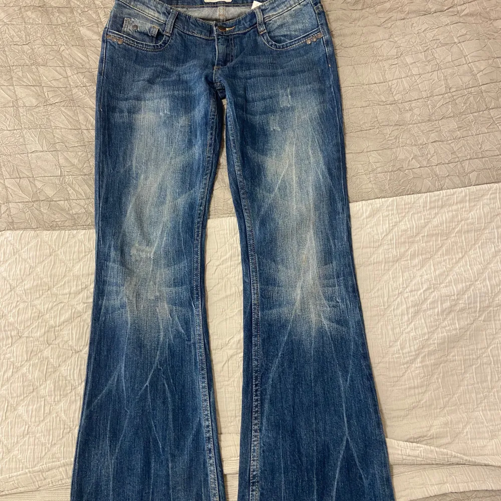 Säljer ett par superfina lågmidajde jeans. Har ändast använt 2 gr. Dom är tjocka i materialet och känns exklusiva.  hör av er för mer information💗. Jeans & Byxor.