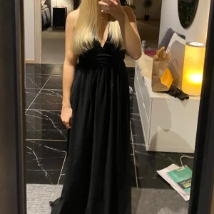 Svart balklänning  - Superfint svart balklänning, i mycket bra skick. Storlek M men är mer som en S☺️