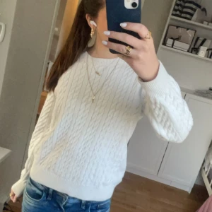 Vit stickad tröja från Holly & Whyte - Säljer en vit stickad tröja med flätmönster från Holly & Whyte. M men sitter som S. Observera en liten blå fläck på vänstra ärmen. Annars i bra skick!💕💕