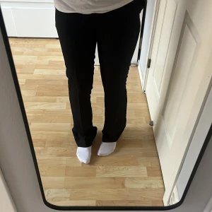 Svarta kostymbyxor från Bik Bok - Säljer ett par stilrena svarta kostymbyxor från Bik Bok i storlek 34. Säljer pågrund av att de har blivit för små i midjan. De har en bootcut/straight fit och är midwaist💕.