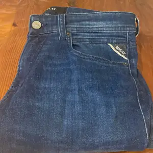 Säljer ett par snygga baggy jeans från replay i modellen grover. De har väldigt fin design och är knappt använda. De är i mycket bra skick och är 28 i midja och 32 på längden. Skriv om ni har frågor. 