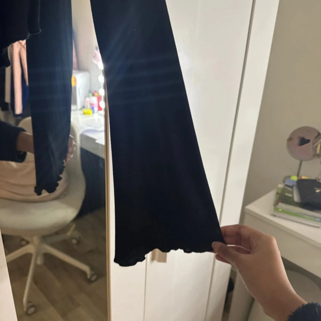 Svart långärmad topp med knytdetalj - 91