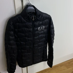 Svart pufferjacka från EA7 - Säljer denna puffjacka från EA7 Armani, 