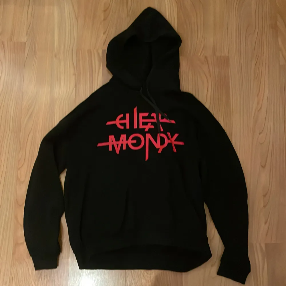 Säljer en hoodie från Cheap Monday. Rött tryck både fram och bak. Bra skick men trycket fram till börjar släppa, annars bra!. Hoodies.