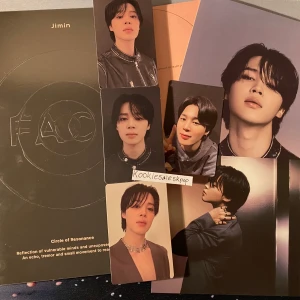 BTS albumkollektion - Allt är i fint skick om inget annat nämns. Då jag är osäker på om det finns QR kod med vissa så får ni fråga vid intresse istället. Bild 1: Allt på bild kommer med. (Stor postcard har märke från kludd och en liten vik skada på kant) Bild 2: Allt utom en poster och Jk’s pc kommer med. Bild 3: Allt på bild kommer med. Bild 4: Allt kommer med men är inte med på bild. Bild 5: Allt utom poster och Jk’s pc kommer med. 1740kr + frakt  