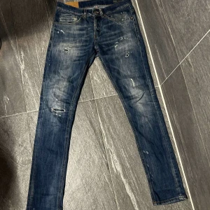 Dondup George jeans - Säljer ett par snygga blå dondup med slitningar. Storlek 29. 