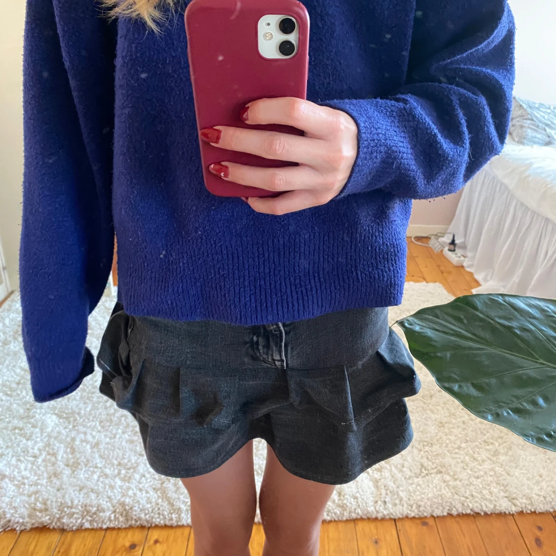 Svart jeanskjol med volang