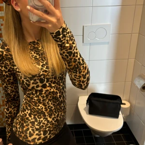 Leopardmönstrad långärmad topp från Nelly  - Den här tröjan är använd endast vid 2 tillfällen och tvättad en gång! Jag säljer den då jag inte hittar nått tillfälle att använda den och hoppas att nån annan kan göra mer nytta av den!