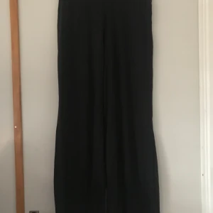 Svarta byxor från Lager 157 - Säljer ett par svarta byxor från Lager 157 i storlek XS. De är tillverkade av 95% bomull och 5% elastan, vilket gör dem både bekväma och stretchiga. Perfekta för vardagsbruk eller en avslappnad dag ute. Passar bra till alla säsonger!