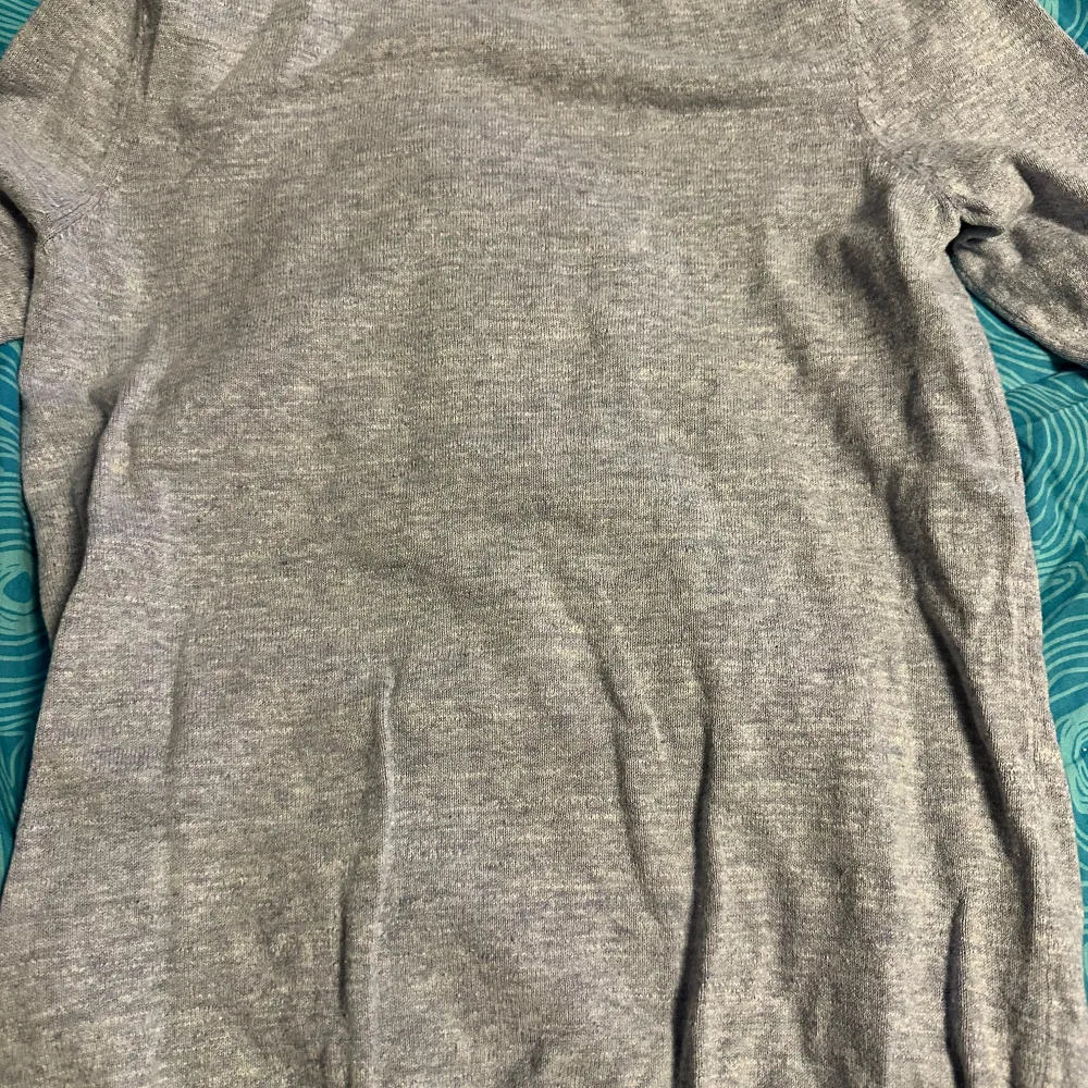 Säljer en stilren grå tröja från Lyle & Scott i bra skick. Den har en liten broderad logga på bröstet och är perfekt för både vardag och lite finare tillfällen. Tröjan är långärmad och gjord i ett mjukt material som känns skönt mot huden. Strl 170 S. Neuletakit & Villapaidat.
