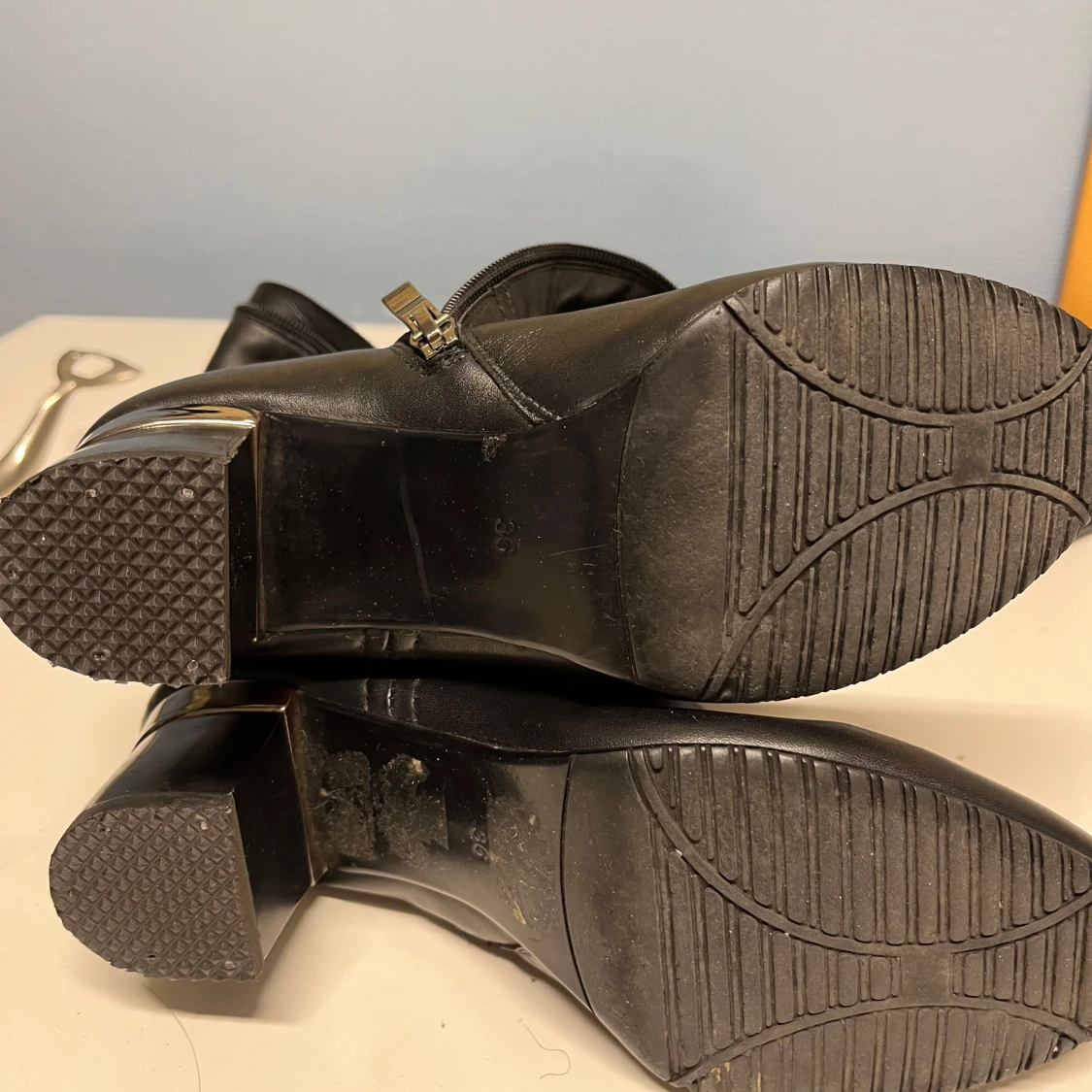 Svarta stövlar med pälsfoder - 92