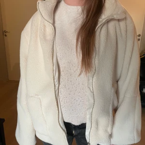 Beige Teddy jacka - Så så snygg Teddy jacka. Jätte stilren och perfekt ju till hösten och vintern! Jätte snygg❤️❤️❤️