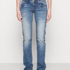 Blå jeans från LTB - Säljer ett par snygga blå jeans från LTB i jättebra skick, storlek 29/32