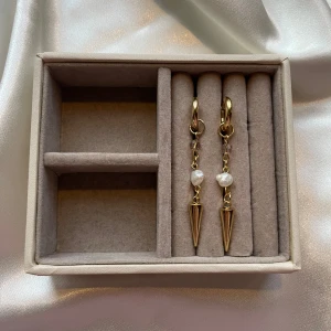 Agnes earrings  - 45kr per par, gjorda i rostfritt stål vilket innebär att metallen inte färgar av sig eller tappar färg💐